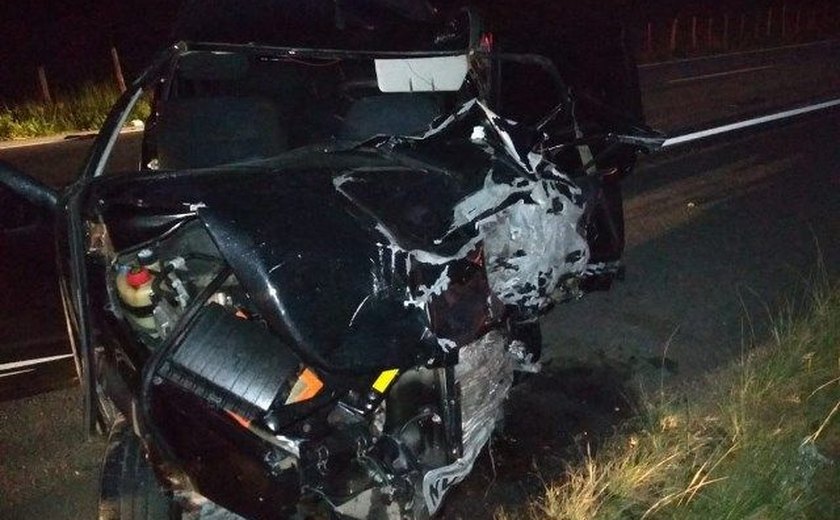 Acidente entre dois carros em Maribondo deixa três feridos e dois mortos