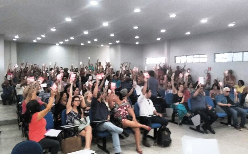Em assembleia, professores da Ufal decidem entrar em greve contra a PEC 55