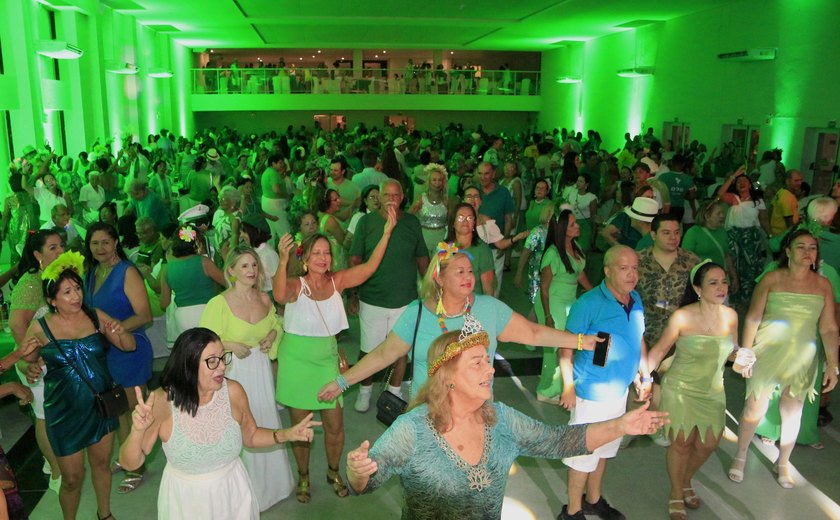 Baile verde branco do Iate Clube Pajussara é um sucesso atraindo mais de 800 pessoas no último sábado