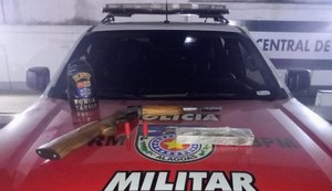PM combate o tráfico e apreende arma e drogas no Benedito Bentes
