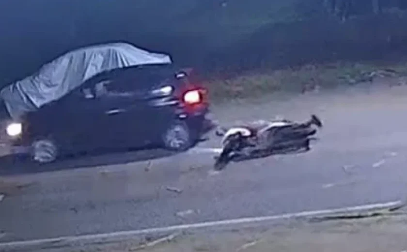 Motociclista fica ferido após colidir veículo em traseira de carro de passeio