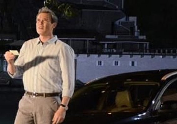 'Fina Estampa': Antenor entra em pânico ao ver René na porta de sua casa