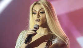 Pabllo Vittar dá tapa em fã após puxão de cabelo em show