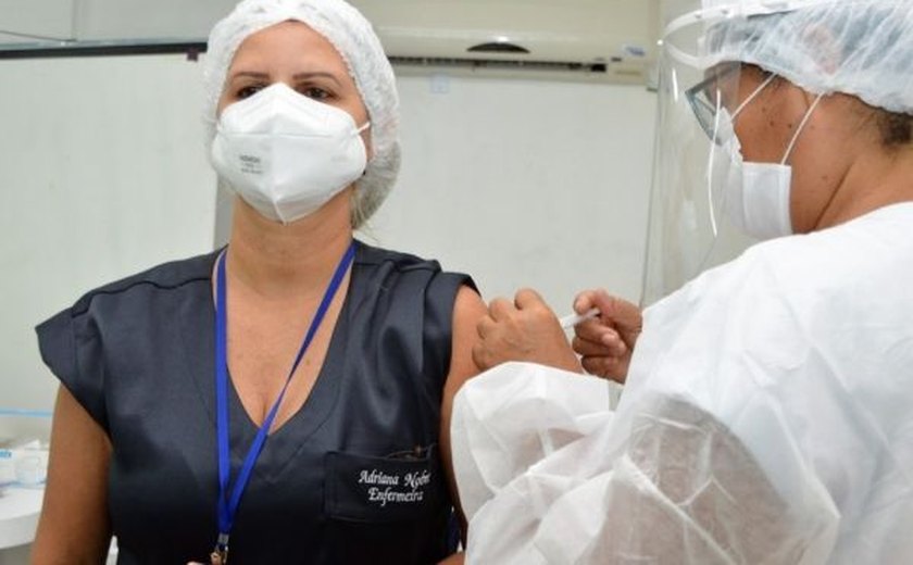 Com nova remessa de vacina, Alagoas terá 50,9% dos profissionais de saúde imunizados