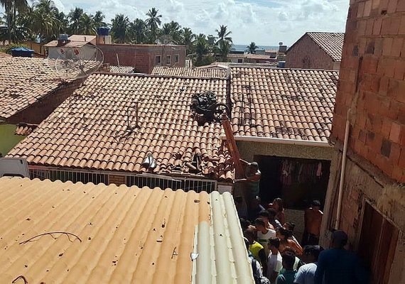 Motociclista cai em telhado de casa de Maragogi durante acidente