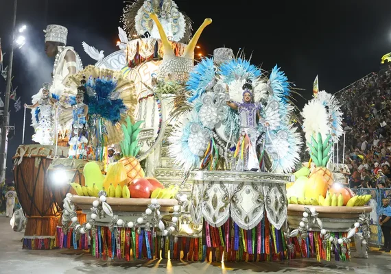 Tema afro domina a segunda noite de desfiles no Sambódromo do Rio
