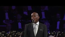 Cantor indicado ao Grammy é morto a facadas; filho é preso como principal suspeito