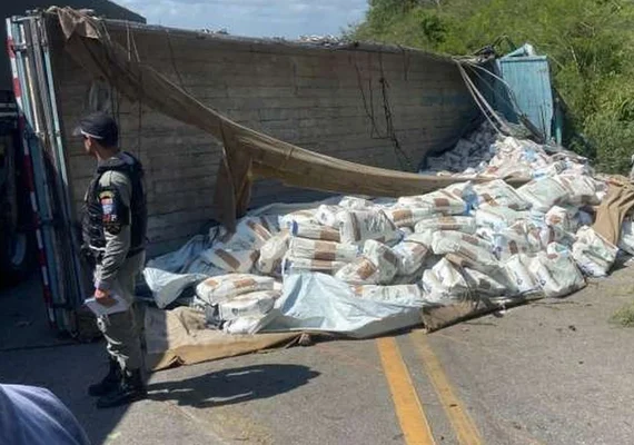 Motorista morre após caminhão tombar em curva perigosa na AL-115, em Palmeira dos Índios