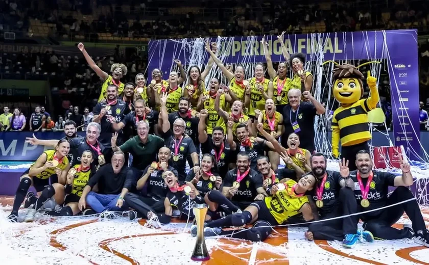 Praia Clube bate Minas e fatura título da Superliga Feminina de vôlei