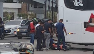 Acidente entre moto e ônibus em frente à Ufal causa lentidão no trânsito da região