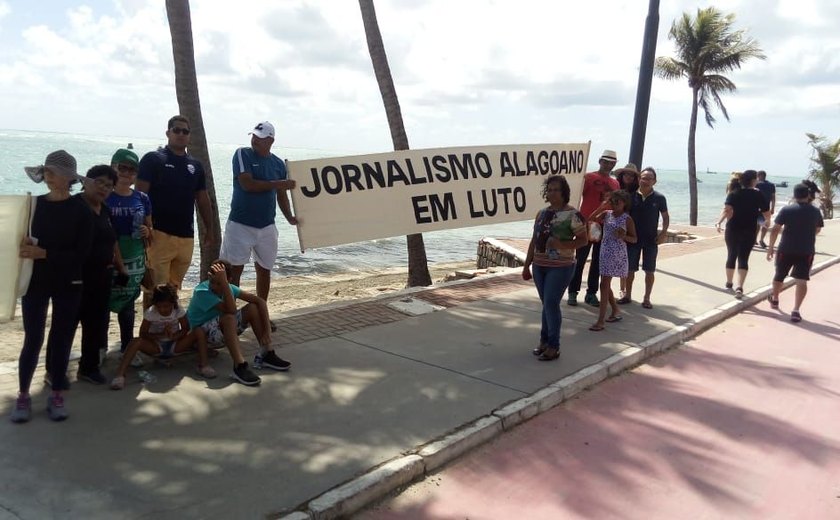 Trabalhadores demitidos da Gazeta de Alagoas protestam em frente à casa de Collor