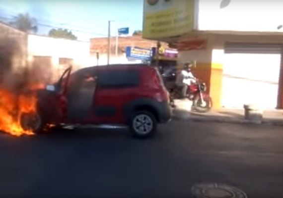 Carro de sargento da PMAL pega fogo em Arapiraca nesta segunda-feira