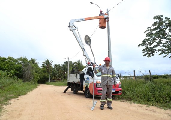 Prefeitura instala mais de 30 postes com luminárias na Estrada do Morros, no povoado Mucuri