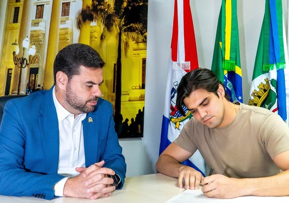 João Catunda toma posse na Câmara e apresenta pedido de licença do mandato