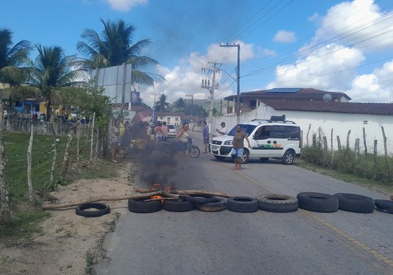 Moradores de Paulo Jacinto bloqueiam entrada da cidade na AL-210 por falta de água