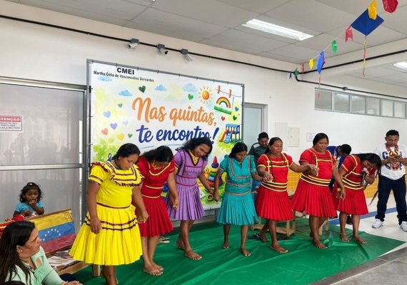 Famílias da etnia Warao levam danças e tradições indígenas para comunidade escolar