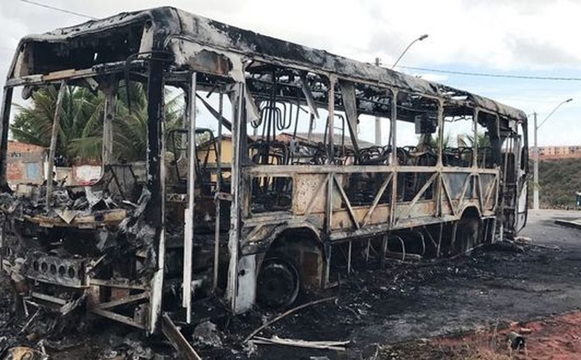 Ônibus é incendiado por criminosos e deixa moradores em pânico