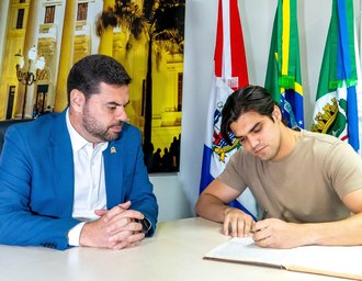 João Catunda toma posse na Câmara e apresenta pedido de licença do mandato