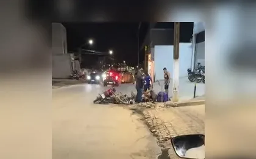 Imagens de câmera de segurança registra colisão frontal entre motocicletas e deixa dois feridos