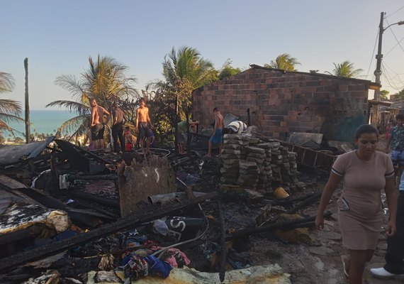 Incêndio destrói duas casas na Vila Emater