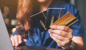 65% dos brasileiros têm mais de um cartão de crédito, mostra pesquisa da Serasa