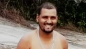 Motociclista morre após ser atingido por carro e ficar preso sob carreta na BR-101, em Novo Lino