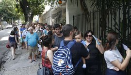 Moradores do RJ enfrentam longas filas para tomar vacina contra a febre amarela