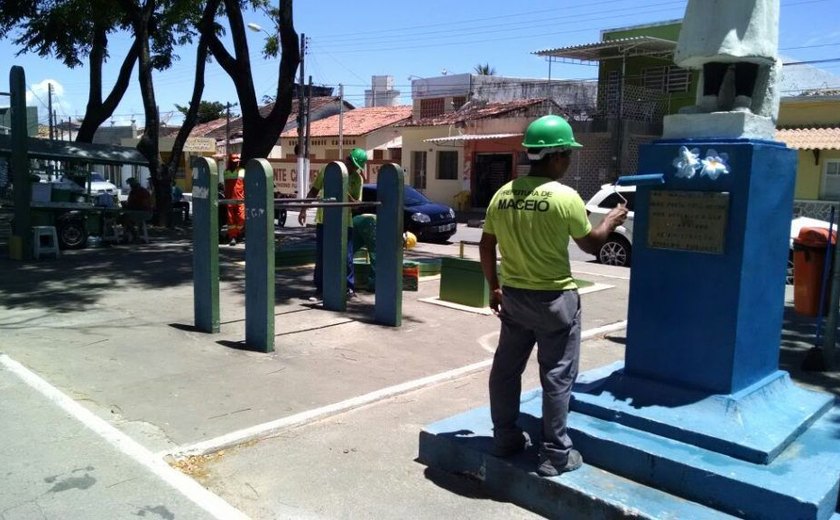 Praças, mirante e coreto recebem manutenção