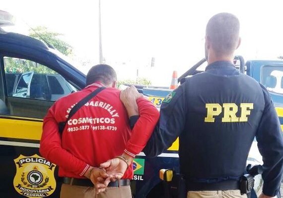 Após ultrapassagem proibida, foragido da Justiça é preso pela PRF na BR-101