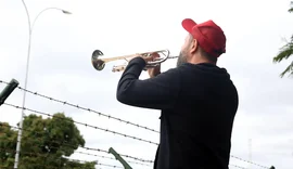 Manifestantes favoráveis e contrários a Bolsonaro fazem atos na PF