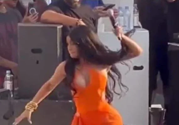 Cardi B arremessa microfone em fã após levar banho de bebida em show