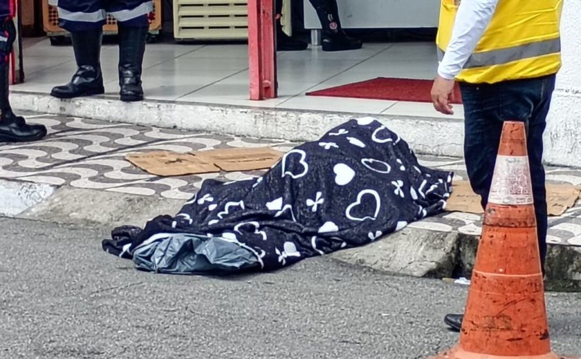 Idoso morre após passar mal e cair em calçada no Centro de Maceió