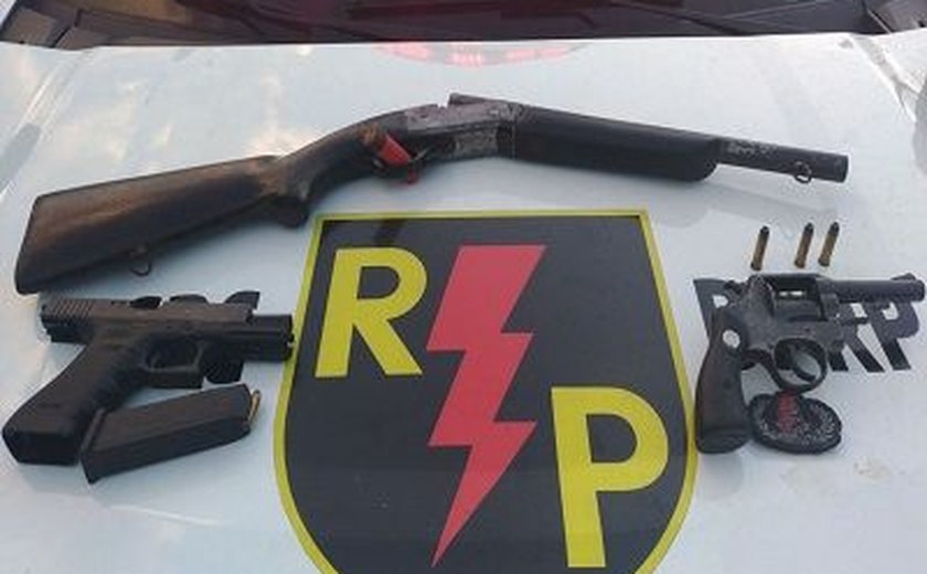 Pai e filho são presos pela Radiopatrulha com três armas de fogo em Riacho Doce