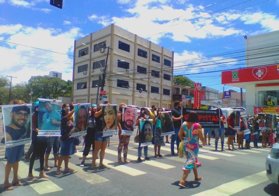 Vítimas do golpe da casa própria protestam na Avenida Fernandes Lima
