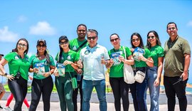 Candidato a vereador destaca engajamento com eleitores em panfletagem na orla