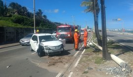 Veículo colide com poste no Pontal da Barra em trecho da Avenida Assis Chateaubriand