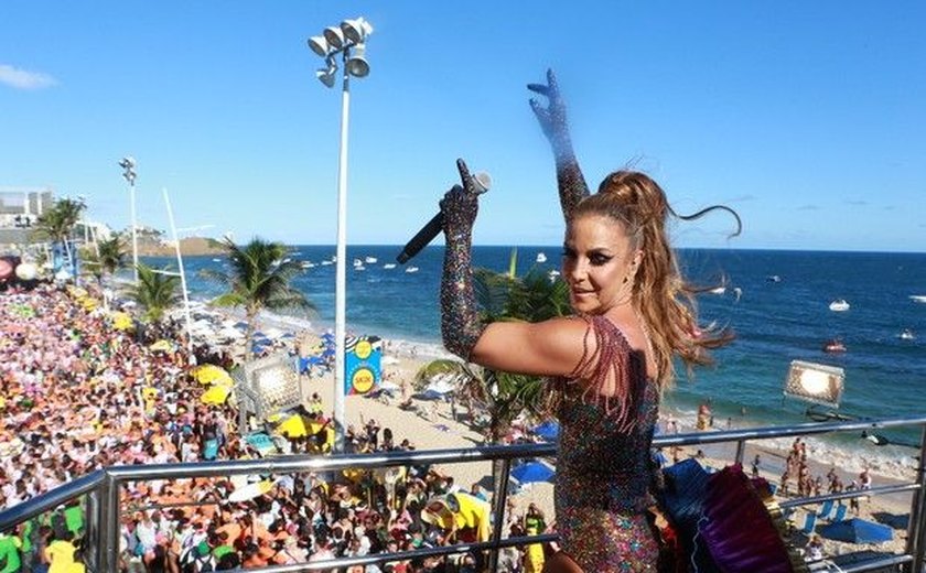 Ivete canta na Bahia às vésperas de seu desfile no Rio de Janeiro