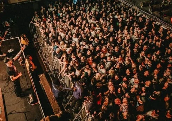 Fã sofre paralisia após ser atingida por vocalista que pulou na plateia