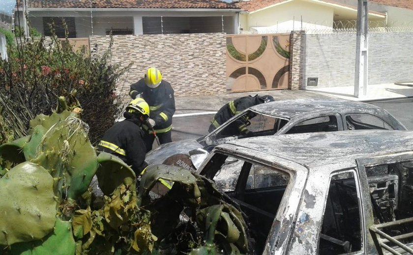 Corpo de Bombeiros apaga chamas que acabaram com dois veículos