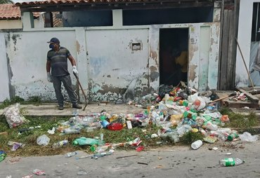 Acumulador compulsivo é internado e Prefeitura de Delmiro obrigada a higienizar o imóvel