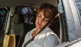 Beatriz sofre acidente de carro após sofrer humilhação e fica entre a vida e a morte