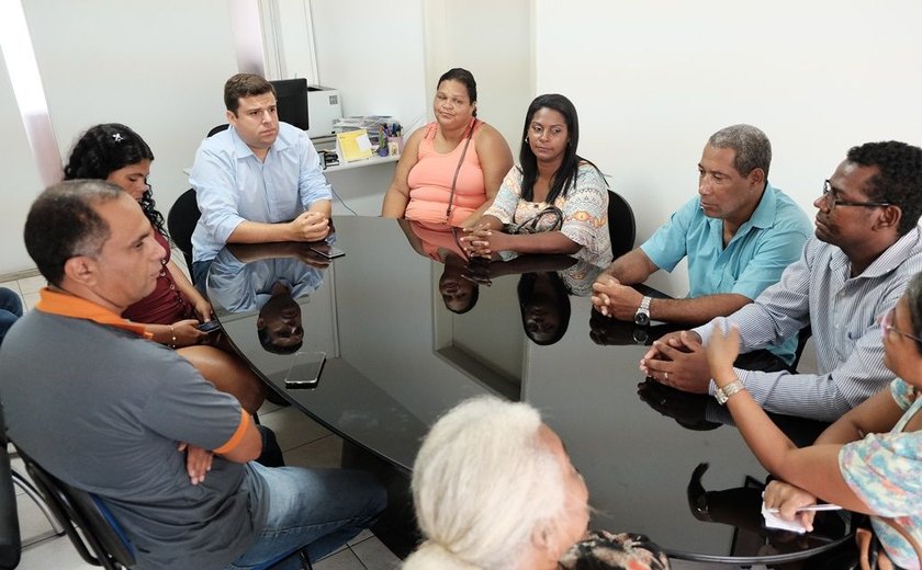Vice-prefeito recebe moradores da orla lagunar para conhecer projeto de obras na região