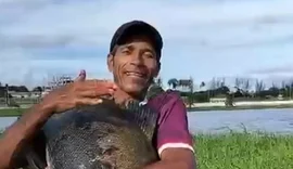 Vídeo de pescador com peixe de grande porte viraliza e gera debate nas redes sociais