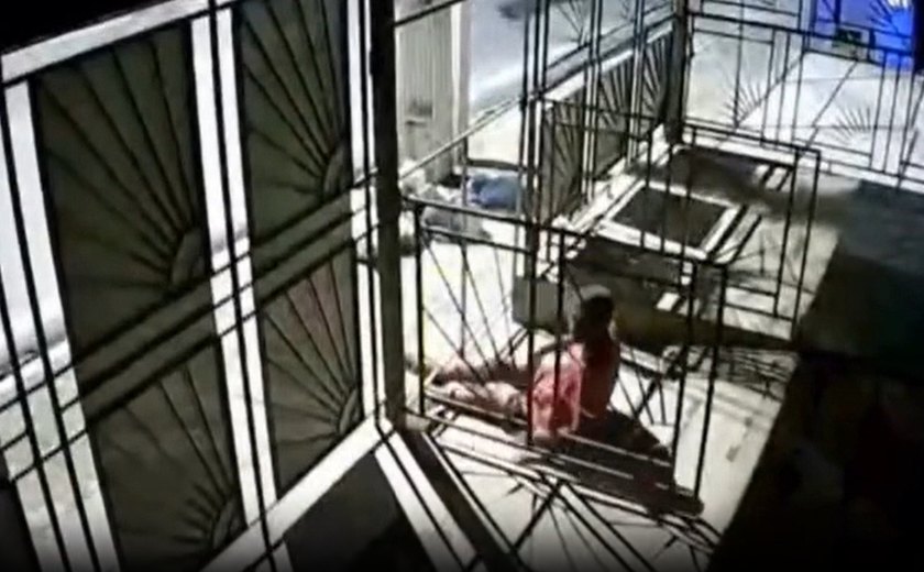 Homem invade cafeteria e foge após alarme disparar no Centro