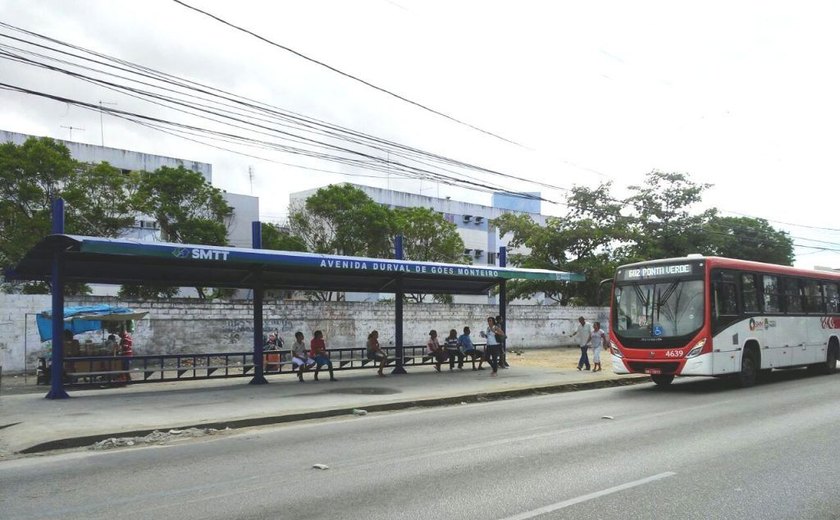 Parada de ônibus no bairro da Santa Lúcia recebe nova estrutura