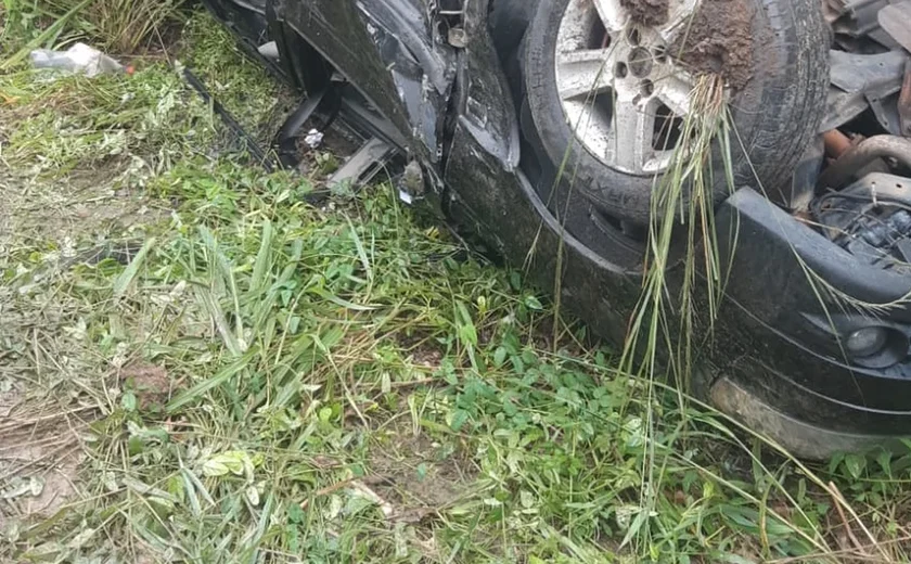 Acidente envolvendo três carros  deixa ao menos dois feridos na BR-316