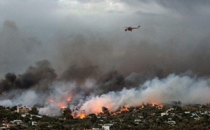 Grécia procura desaparecidos de casa em casa após incêndio devastador