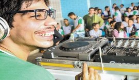 Jovem deficiente dá palestra sobre superação com músicas em escolas