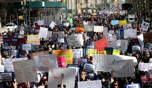 Estudantes e ativistas saem às ruas em protesto pelo controle de armas nos EUA