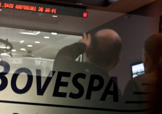 Bovespa cai tendo JBS como destaque negativo; cautela com política persiste